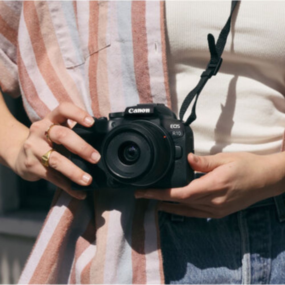 Canon EOS R10 Mirrorless Digital Camera + RF-S 18-45MM F4.5-6.3 IS STM LENS